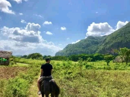 “Ride to Soroa and Viñales in Old Fashion American Classic Cars” Tour
