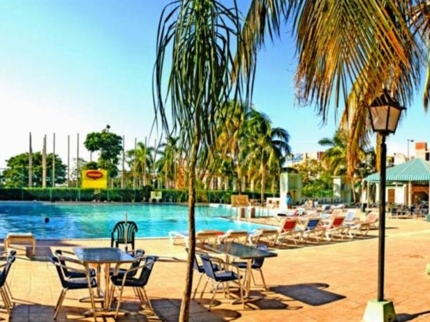 Pool snack bar