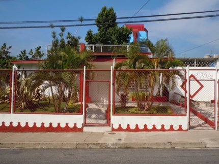 Casa Celeste (Blanca y Roja), CALLE 1ra, No. 53